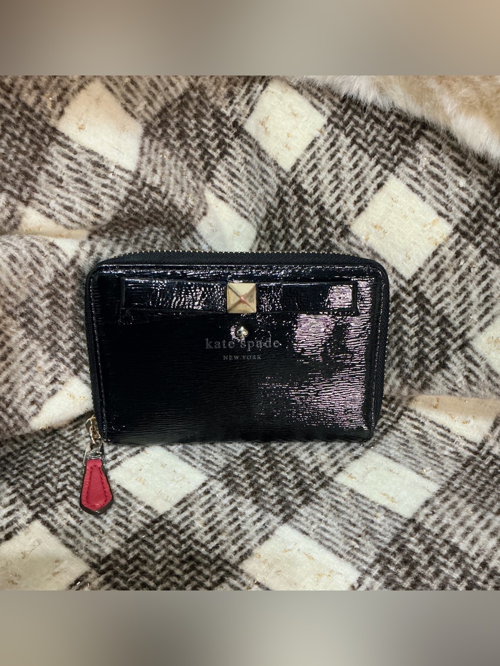 KATE SPADE BLACK PATENT LEATHER MEDIUM ZIP AROUND WALLET WITH MAUVE AND SILVER C